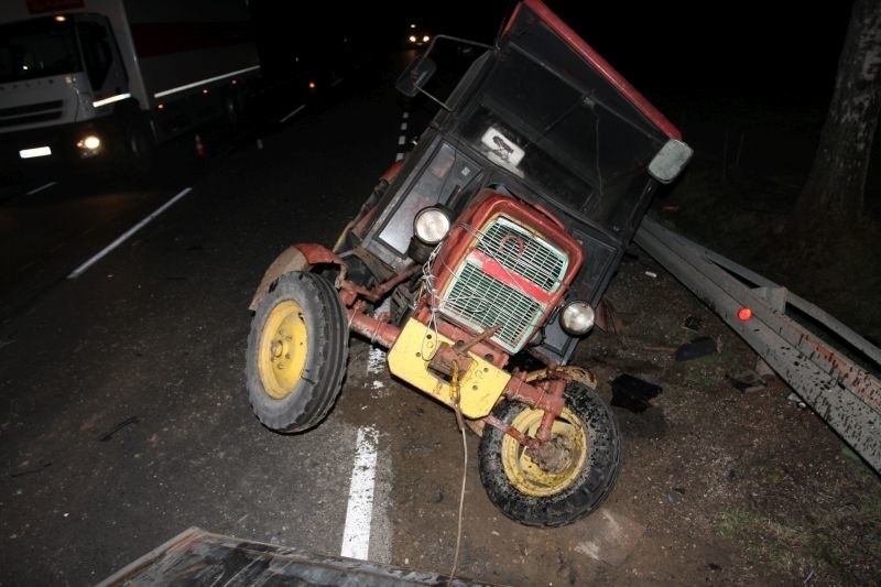 Wypadek na DK 65. Opel uderzył w ciągnik (zdjęcia)