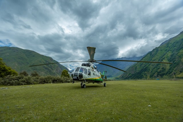 Ośmiu członków załogi helikoptera ratowniczego zginęło, gdy lecieło do wypadku, w którym zmarł pasażer paralotni