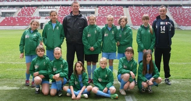 Dziewczęta z Klimontowa na Stadionie Narodowym w Warszawie, gdzie został rozegrany finał turnieju &#8222;Z Podwórka na Stadion, o Puchar Tymbarku&#8221;.