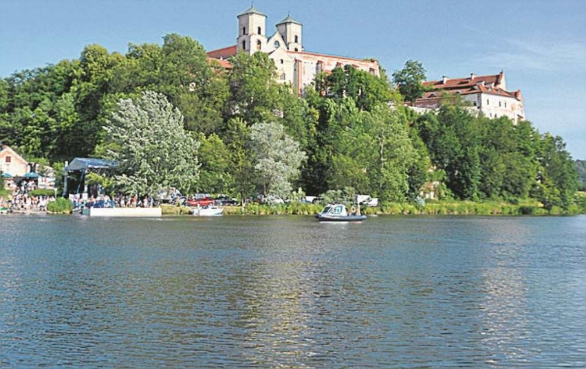 Widok klasztoru w Tyńcu z piekarskiego brzegu Wisły