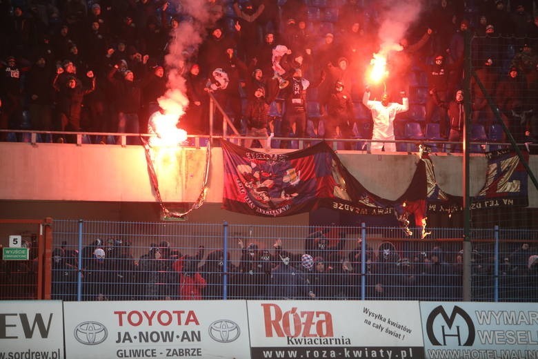 Lotto Ekstraklasa. Chuligani Piasta wtargnęli na boisko i przerwali derby z Górnikiem. A piłkarze z Gliwic prowadzili... [WIDEO]