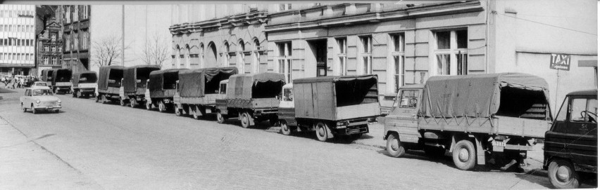 1980 rok, postój taksówek bagażowych na ul. Włodkowica