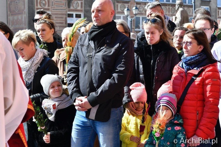 Białystok. Wierni kościoła katolickiego obchodzą niedzielę palmową. Tysiące wiernych uczestniczyło w nabożeństwie w Archikatedrze [ZDJĘCIA]