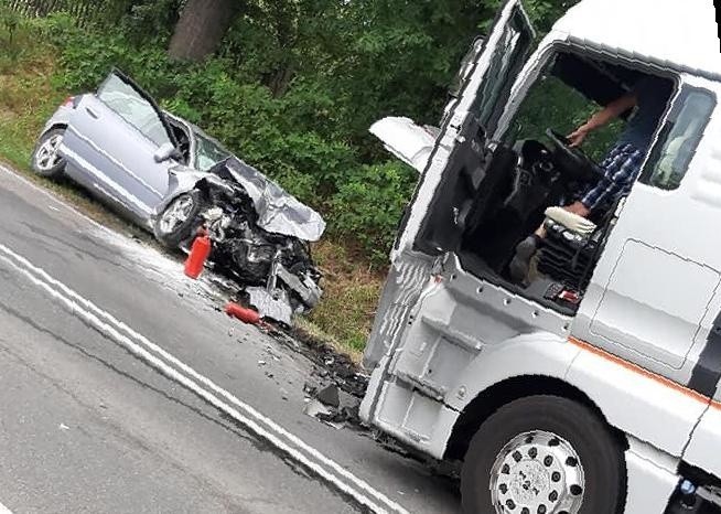 Wypadek na drodze krajowej 44. W Kossowej samochód osobowy zderzył się z ciężarówką. Jedna osoba została ranna
