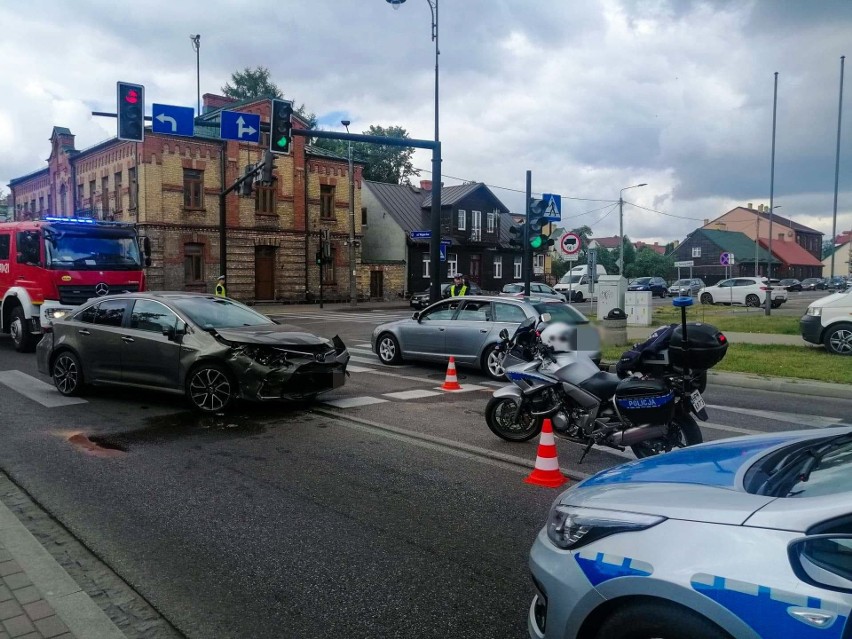 Suwałki. Wypadek na skrzyżowaniu Wigierskiej i Noniewicza. Passat zderzył się z toyotą. Dwie osoby w szpitalu [ZDJĘCIA]