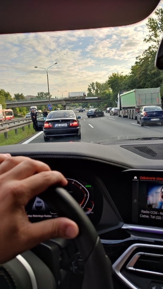 Wypadek na DK86 w Sosnowcu. Zderzyły się trzy samochody....