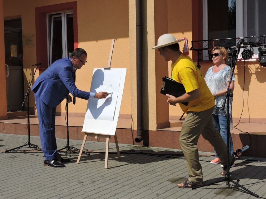 Kalambury zawsze cieszą się powodzeniem. Zagadkę zadaje wójt...