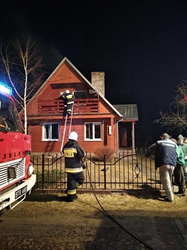 W piątek wieczorem podlascy strażacy wyjechali do pożaru domu parterowego w miejscowości Ancuty.Zdjęcia dzięki uprzejmości OSP NAREW