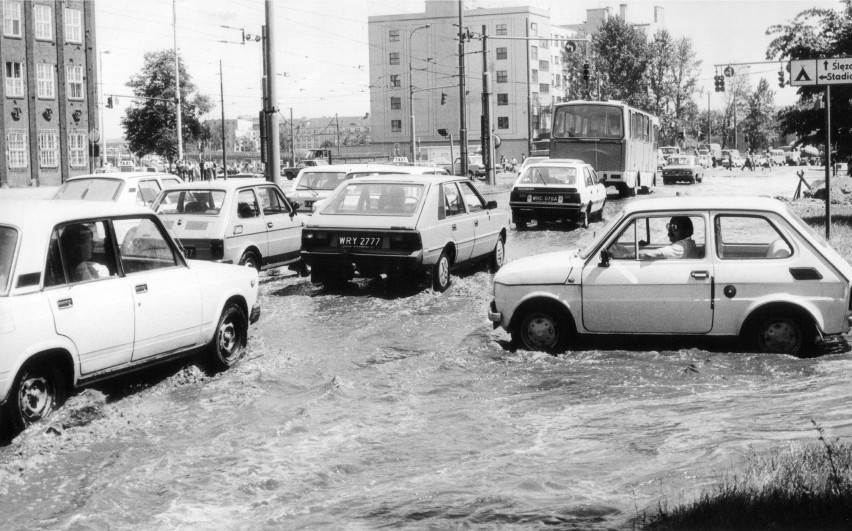 Zdjęcia samochodów na wrocławskich ulicach w latach 70 i 80...