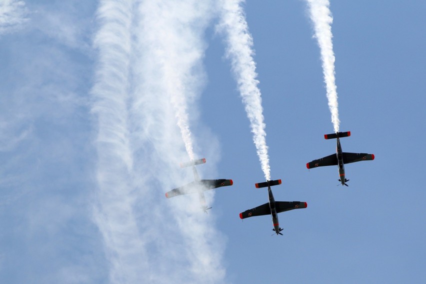 Air Festival Świdnik. Taniec Biało - Czerwonych Iskier na niebie [ZDJĘCIA, WIDEO]