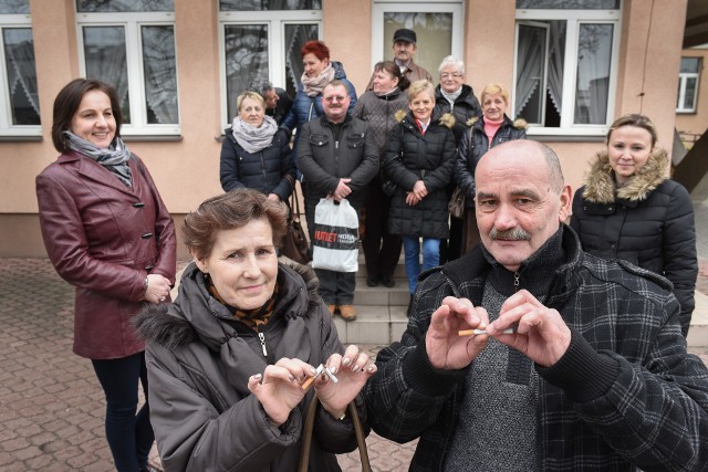 Grupa eksperymentalna 50 plus prawie w komplecie. Po bokach - mentorki Magdalena Marek (w fioletowej kurtce) i Marzena Tkacz (kaptur z futerkiem).