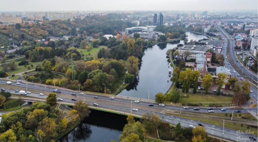 Na jednej z pięciu belek nośnych mostu (pod obiektem)...