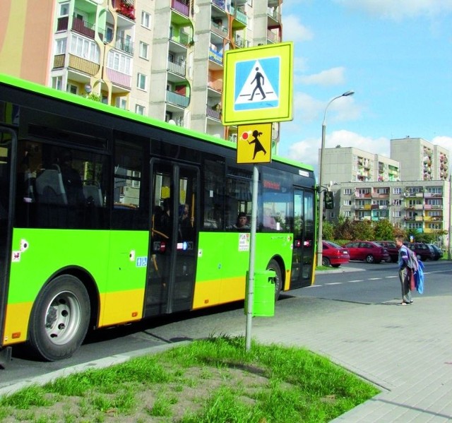 Kierowcy nowych autobusów suwalskiej komunikacji miejskiej twierdzą, że pokonywanie podwyższonych przejść dla pieszych na Kowalskiego sprawia kłopoty