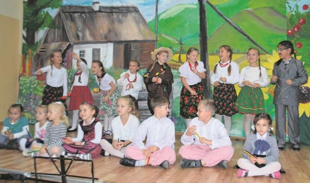 Uczniowie Szkoły Podstawowej w Pozowicach w przedstawieniu „Jabłonka”