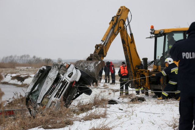 Złotoria. Wyciąganie mitsubishi z rzeki Narew