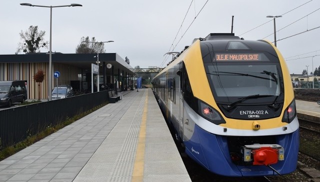 Pociągi Szybkiej Kolei Aglomeracyjnej na trasie Kraków - Oświęcim przez Skawinę, Brzeźnicę, Spytkowice, Zator, Przeciszów, miały zacząć kursować przed świętami Bożego Narodzenia 2021 r. Dotąd nie jeżdżą.