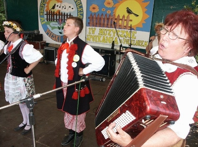 Podczas niedzielnego festiwalu wystąpi m.in. dziecięcy zespół ludowy Malwinki z Międzyrzecza kierowany przez Henrykę Janas (pierwsza z prawej).