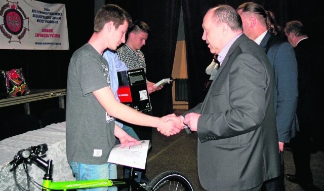 Zwycięzcom ze szkół srednich gratuluje poseł Zbigniew Chmielowiec (z lewej)  i wicestarosta tarnobrzeski Krzysztof Pitra. Zwycięzcy otrzymnali atrakcyjne nagrody, w tym rowery od starostwa.