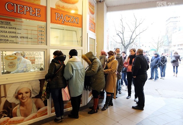 Dziś Tłusty Czwartek. Od rana piekarnie mają obłożenie. Mieszkańcy Szczecina ustawiały się w kolejkach po pączki. Największe kolejki tworzyły się na Bramie Portowej. 