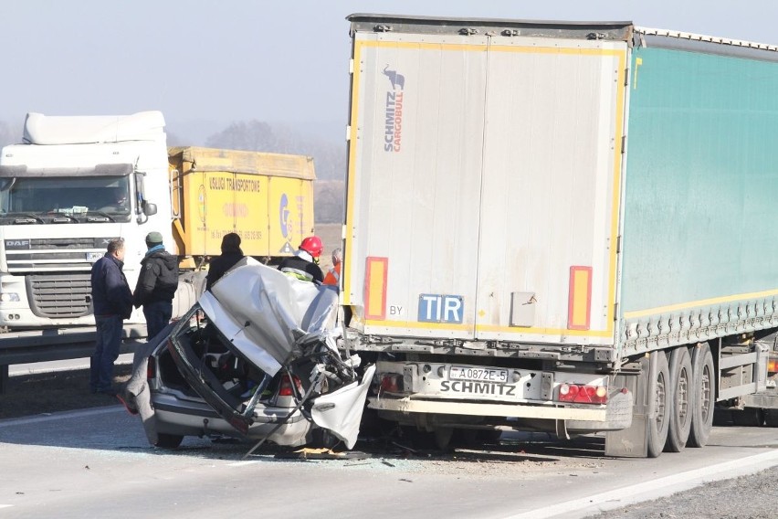 Wypadek na A4 pod Kątami Wr. Dwie osoby ciężko ranne