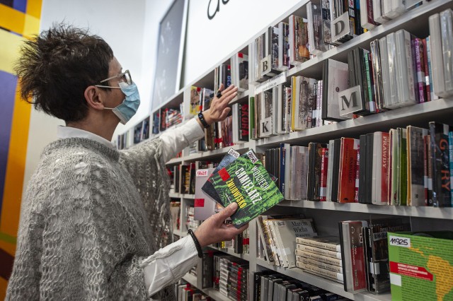 W Koszalińskiej Bibliotece Publicznej zarejestrowanych jest niemal 16 tys. czytelników. Mają do dyspozycji m.in. ponad 350 tys. książek, ponad 11,3 tys. płyt z muzyką i audiobooków, niemal 1000 płyt DVD.