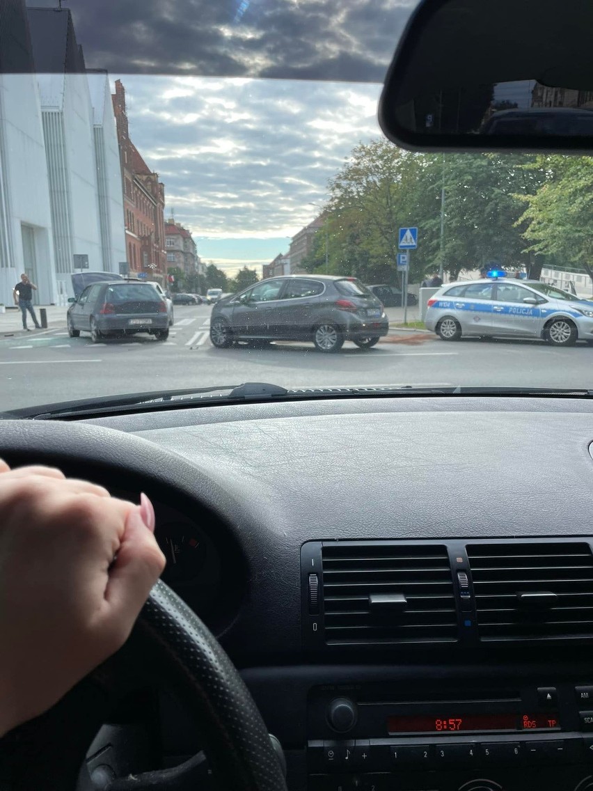 Zderzenie trzech aut przy Filharmonii w Szczecinie