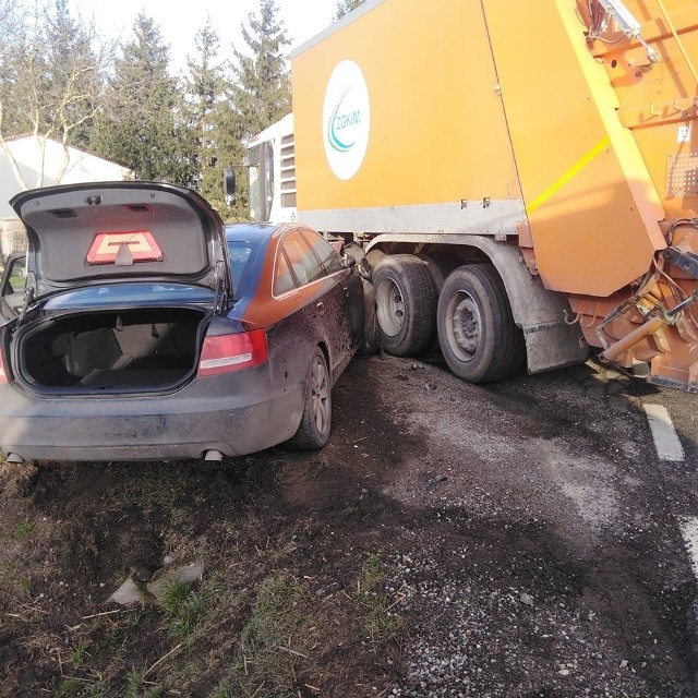 Uwaga kierowcy, w miejscowości Nowy Dwór między Koronowem a Buszkowem doszło do wypadku. Śmieciarka zderzyła się z samochodem osobowym. Ruch w pobliżu miejsca zdarzenia na drodze krajowej nr 25 odbywa się wahadłowo.Czytaj więcej o wypadku na kolejnych slajdach --->Flesz - wypadki drogowe. Jak udzielić pierwszej pomocy?