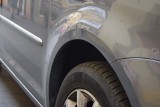 Kontenery uszkodziły auto na parkingu w Grudziądzu. Ubezpieczyciel nie chce wypłacić odszkodowania