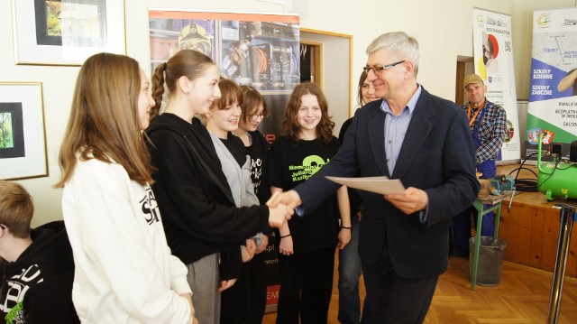 Zwycięska drużyna ze Szkoły Podstawowej w Jerzmanowicach podczas odbierania nagrody