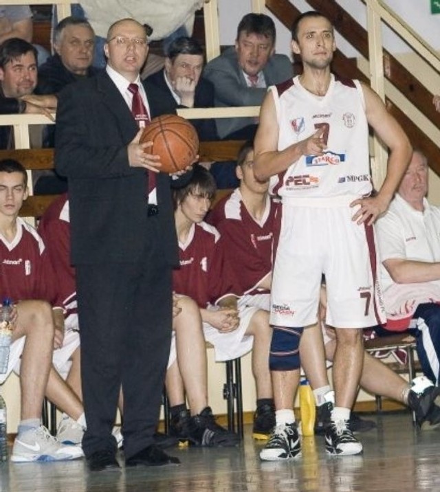 Na linii trener Mieczysław Major-Kamil Piechucki (stoi obok) iskrzyło już w poprzednim sezonie. W tym nie będą już współpracować, bo zarząd usunął Piechuckiego z zespołu.