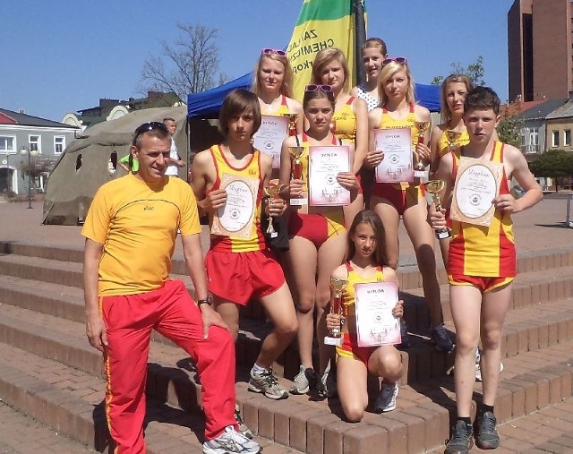 Lekkoatleci Słoneczka Busko-Zdrój wywalczyli kilka miejsc na podium w Biegu Siarkowca w Tarnobrzegu. Na zdjęciu z trenerem Zdzisławem Perepiczko.