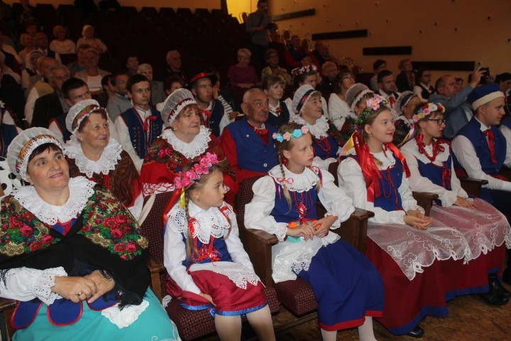Zespoły folklorystyczne, śpiewacy ludowi i gawędziarze - zaprezentowali się na scenie GOK w Osięcinach. Były nagrody