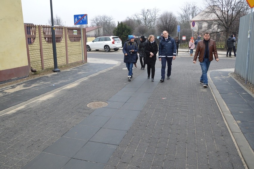 Ulicę Poprzeczną zmodernizowano w „żydowskim” stylu,...