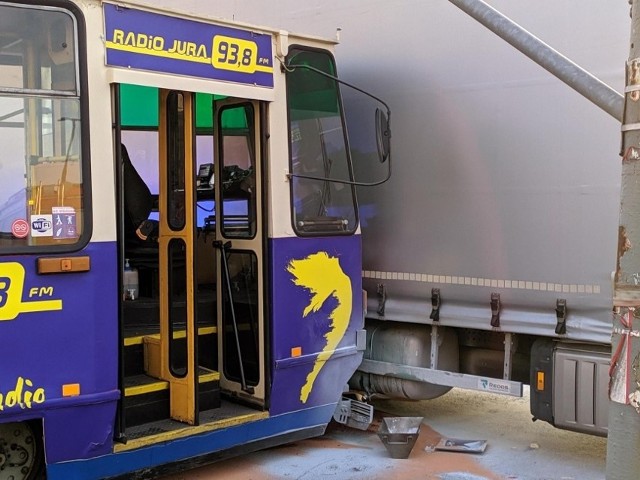 Kilkanaście dni temu doszło zderzenia samochodu ciężarowego z tramwajem. I w tym przypadku brał udział stary skład