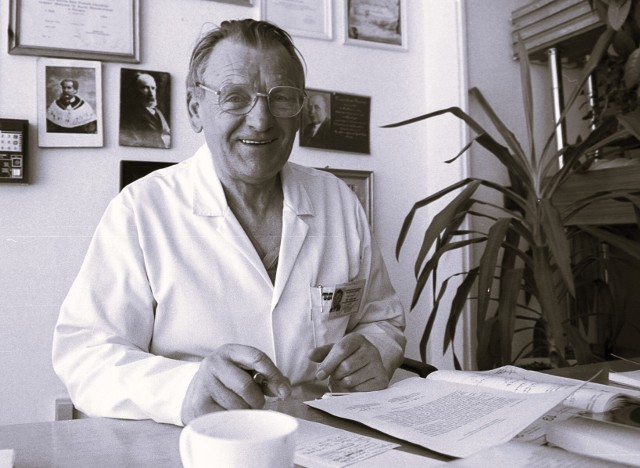 Profesor Waldemar Jędrzejczyk w swoim gabinecie, rok 2002