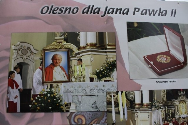 "Olesno dla Jana Pawła II" - tak zatytułowana jest plenerowa wystawa fotograficzna, którą można oglądać na stelażach stojących na deptaku przy ul. Pieloka, naprzeciw odsłoniętego w maju pomnika papieża.