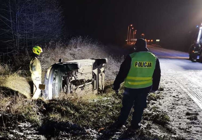 Gołdap. Trzy wypadki w jednym powiecie. Dachowanie, wywrotka i wypychanie pojazdu w 8 osób