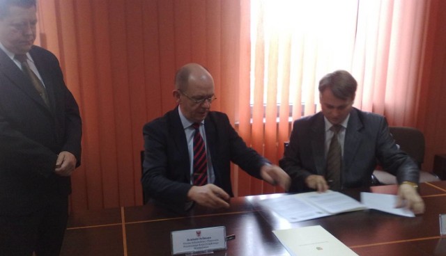 Wicemarszałek Tomasz Hałas (od prawej) i minister Reinhold Dellman podpisują porozumienie o współpracy między województwem lubuskim a Brandenburgią