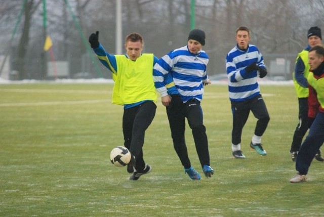 Fragment meczu pomiędzy Naprzodem Jędrzejów, a MKS Stąporków. O piłkę walczą grający trener Naprzodu Krzysztof Trela (z lewej) i Paweł Musiał.
