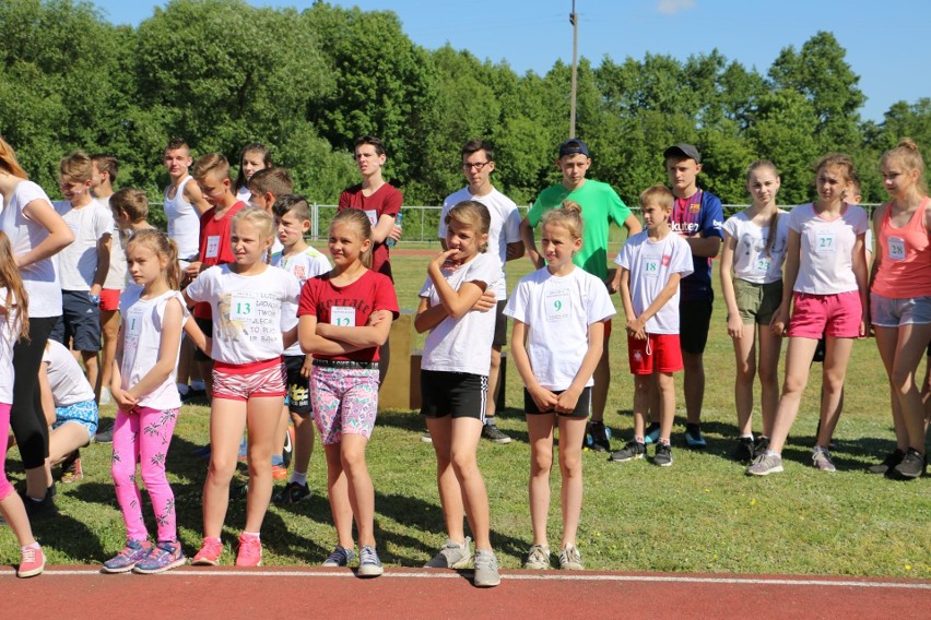 W Czarnem pobiegli dla Niepodległej. Ponad 150 osób na starcie