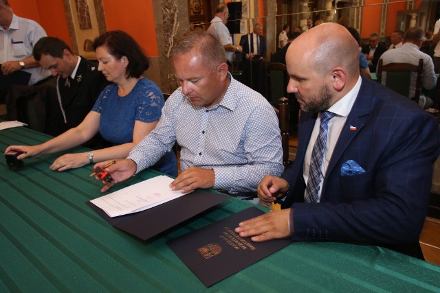Burmistrz Radoszyc Michał Pękala podpisuje umowę z członkiem zarządu województwa Mariuszem Goskiem