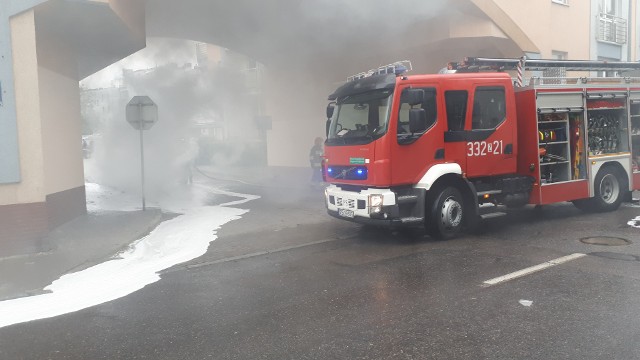 We wtorek około godz. 11.00 przy ulicy Konstytucji 3 Maja w Koszalinie spłonął samochód marki audi. W wyniku zdarzenia nikt nie ucierpiał, ale auto niemal doszczętnie spłonęło, mimo szybkiej akcji gaśniczej. Ze wstępnych ustaleń wynika, że przyczyną samozapłonu mogło być zwarcie instalacji elektrycznej. Samochód odholowano na pobliski parking, a droga jest już w pełni przejezdna. Zobacz także Pożar w Białogardzie (archiwum)