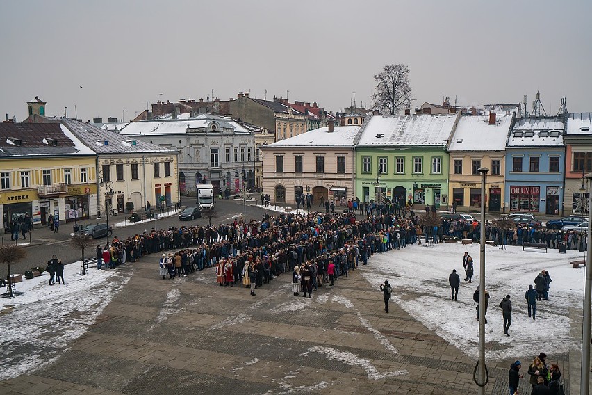 Jubileuszowy Polonez sądeckich maturzystów przed ratuszem