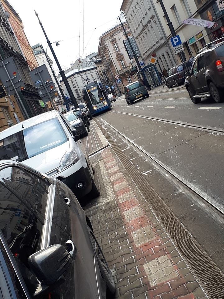 Kraków. Źle zaparkowane samochody blokują tramwaje na Długiej [ZDJĘCIA]