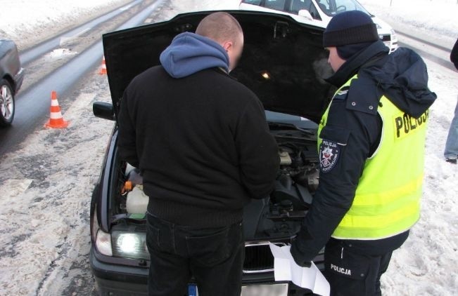 Nalot policji na Krywlany. Auta na lawecie, mandaty i podejrzane BMW (zdjęcia)