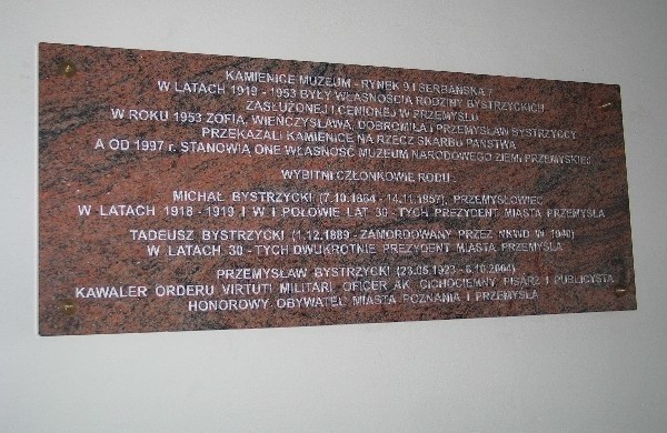 Tablica zawisła przy wejściu do Muzeum Historii Miasta Przemyśla.