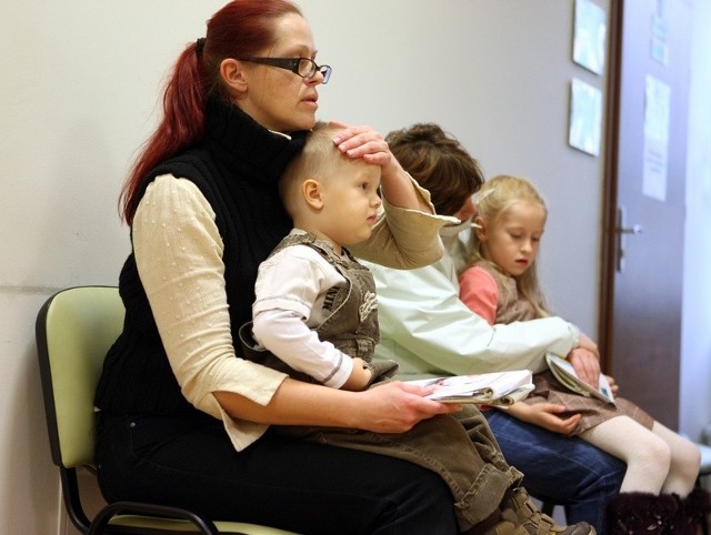 Wczoraj w przychodni Salus w Słupsku na wizytę u lekarza czekał tłum chorych maluchów. 2,5-letni Kosma był z mamą. 