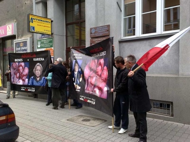 Protest przeciwko aborcji pod biurem posła Ruchu Palikota w Rzeszowie.