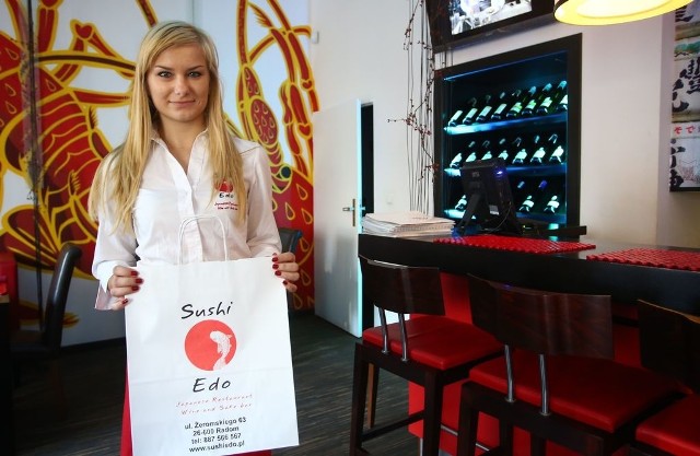 - W naszej restauracji mamy bardzo dużo zamówień dań na wynos. Największym powodzeniem wśród nich cieszy się jednak suhsi &#8211; przyznaje Karolina Kamienik z Sushi Edo Wine and & Sake Bar w Radomiu.