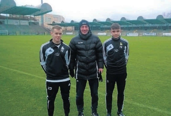 Słupszczanie i pochodzący ze Sławna szkoleniowiec na boisku GKS Bełchatów: od lewej Marcjan Majcher, Daniel Skok i Dawid Kukliński.